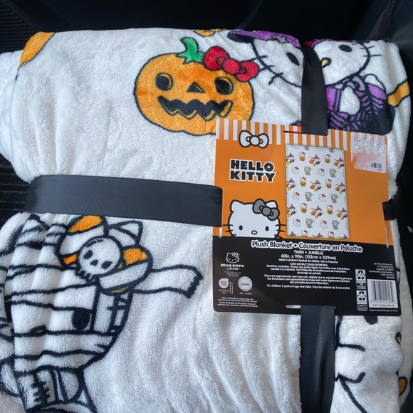 NWT Hello Kitty Plush Halloween Blanket - Picture 3 of 4